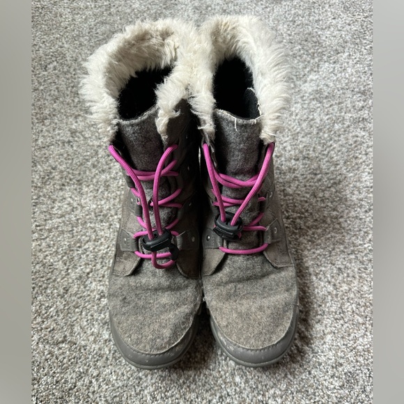 Sorel Women's Charcoal Boots with Fuchsia Laces - Picture 3 of 7